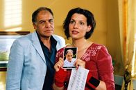 Mit Herz und Handschellen – Nina (Elena Uhlig, r.) outet sich als Fan der Serie "Alpenklinik" und als leidenschaftliche Verehrerin von Hauptdarsteller Ingo Bohn (Christian Kohlund, l.) ...
