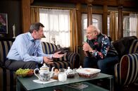 Rote Rosen – ARD ROTE ROSEN FOLGE 1995 Uhr im ERSTEN. Gunter (Hermann Toelcke, l.) ist angetan von Hannes‘ (Claus Dieter Clausnitzer, r.) Idee, dass Lea einen Beruf in der freien Natur ausüben sollte.