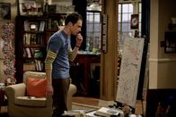 The Big Bang Theory – Will herausfinden, warum sich Elektronen beim Durchqueren einer Graphen-Schicht so verhalten, als hätten sie keine Masse: Sheldon (Jim Parsons) ...