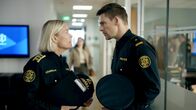 Reykjavik 112 – Aus Mangel an Beweisen möchte Huldar (Kolbeinn Arnbjörnsson, r) die Pressekonferenz absagen – Agnes (Jóhanna Vigdís Arnarsdóttir) ist dagegen.