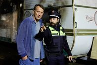 Tatort – Auf dem Klostergelände ist ein Wohnwagen abgebrannt – es gab einen Toten. Falkes (Wotan Wilke Möhring, l.) Jagdinstinkt ist geweckt (mit Michael del Coco).