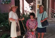 Kaisermühlen Blues – (v.li.) Ellen Umlauf (Frau Kaiser), Brigitte Swoboda (Frau Koziber), Marianne Mendt (Gitti Schimek).