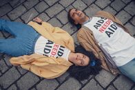 It's a Sin – Um auf die verheerenden Auswirkungen von AIDS auf die Gesellschaft aufmerksam zu machen, sind Jill (Lydia West) und Ash (Nathaniel Curtis) an einer Demonstration in der Innenstadt beteiligt. Für sie steht alles auf dem Spiel und es gibt kein Zurück.