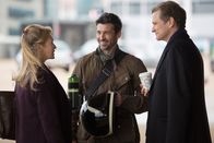 Bridget Jones' Baby – Mark (Colin Firth, r.) und Jack (Patrick Dempsey) könnten beide der Vater von Bridgets (Renée Zellweger) Baby sein. Der Kampf um die immer runder werdende Bridget beginnt...