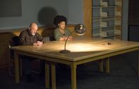 Community – Shirley (Yvette Nicole Brown, r.) hat einen Blaupause-Plan des Colleges besorgt, damit sie, Hickey (Jonathan Banks, l.) und der Rest der Gruppe das alte Computerlabor des ersten Deans von Greendale finden können ...