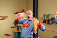 1000 Tricks – Magic Max zeigt uns einen klassischen Trick: Servietten aus der Hand zaubern. Ob die Kinder das auch hinbekommen?