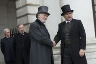 Ripper Street – Theodore Swift (Ian McElhinney, 2.v.r.) und Daniel Goldman (Oliver Cotton, r.)