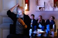 Rentnercops – Das Zusammenleben in der Ferienwohnung fällt Reinhard Bielefelder (Bill Mockridge, l.), Hui Ko (Aaron Le, 2.v.l.), Klaus Schmitz (Hartmut Volle, 2.v.r.) und Vicky Adam (Katja Danowski, r.) nicht immer leicht.