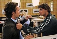 Rote Rosen – Marc (Jan Hartamnn, l.) sagt Hacki (Roy Peter Marino, r.), dass ihm Jule nicht besonders wichtig sei, da verpasst Hacki ihm einen Kinnhaken.