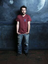 It's Always Sunny in Philadelphia – (1. Staffel) - Charlie Kelly (Charlie Day) legt auf Hygiene keinen besonderen Wert legt, ist stets pleite und verbringt viel Zeit mit Schnüffeln ...