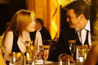 Castle – Alexis (Molly C. Quinn, l.) ist von der emotionalen Rede ihres Vaters Castle (Nathan Fillion, r.) besonders gerührt ...