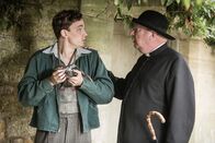 Father Brown – Lewis Ward (Thomas Pickles, l.) liebt es zu fotografieren. Als er einen schlafenden Mann ohne sein Wissen ablichtet, hält Father Brown (Mark Williams, r.) ihn auf. Welche seltsamen Eigenschaften verbirgt der geheimnisvolle Junge außerdem noch?