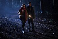 Wild Bill – Bills Tochter Kelsey (Aloreia Spencer) und Freund Alex Price (Eshan Gopal) verfolgen auf eigene Faust eine Spur.