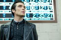In Time - Deine Zeit läuft ab – Der Chef der Polizeibehörde, Timekeeper Raymond Leon (Cillian Murphy), ahnt nicht, dass er schon bald der Gnade Wills ausgeliefert sein wird ...