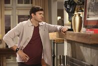 Two and a Half Men – Walden (Ashton Kutcher) wendet sich an die Asche von Jennys Vater und bittet ihn, ihm irgendein Zeichen zu geben, damit sein Leben nicht in die falsche Richtung läuft ...