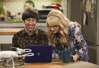 The Big Bang Theory – Nachdem eine Drohne im Hinterhof abgestürzt ist, ermutigt Bernadette (Melissa Rauch, r.) Howard (Simon Helberg, l.) nach dem Besitzer zu suchen. Wird sie das schon bald bereuen?