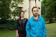 Der Bergdoktor – Karla Riegert (Nicole Gerdon) hat ein geschäftliches Angebot für ihren Mann Kai (Pablo Sprungala), das ihn für die Zukunft entlasten könnte.