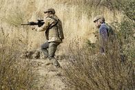 Navy CIS – Nach einem privaten Zwischenfall Zuhause, muss Senator Phillips (James Morrison, r.) seinen Afghanistanbesuch vorzeitig abbrechen, doch dann geraten er und das NCIS-Team um Jack Sloane (Maria Bello, l.) in einen Hinterhalt.