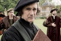 Wolf Hall – Cromwells (Mark Rylance) Offenheit und Loyalität zu Kardinal Wolsey findet auch beim König Beachtung.