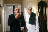 Der Leihopa – (v.li.) Alfred Böhm (Waldemar Herzog), Hans Holt (Franz).