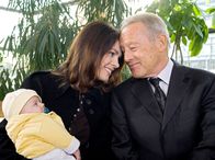 In aller Freundschaft – Elenas (Cheryl Shepard) Vater Raimund Eichhorn (Günter Clemens) zieht es letztendlich doch zurück in die argentinische Heimat.