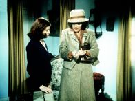 Die Waltons – Elizabeth (Kami Cotler, l.) zeigt der Lehrerin Hazel Lamphere (Susan Krebs, r.) ihre neue Wohnung.