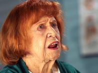 In aller Freundschaft – MDR Fernsehen IN ALLER FREUNDSCHAFT FOLGE 225, "Vergesslichkeiten" Uhr. Brigitte Mira in der Rolle der Patientin Maria Herrmann.