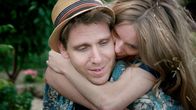 Idioten der Familie – Ginnie (Lilith Stangenberg) mit ihrem Bruder Tommy (Hanno Koffler).