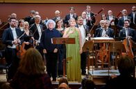 Simon Rattle & Magdalena Kožená in Prag – Die Mezzosopranistin Magdalena Kožená kehrt gemeinsam mit ihrem Ehemann, dem Dirigenten Sir Simon Rattle, in ihre Heimat zurück – diesmal zur Tschechischen Philharmonie.