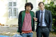 Die Detektive – (v.li.) Serkan Kaya (Ronnie Galafinides), Johannes Zirner (Felix Kukla).