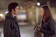 Gilmore Girls – Von seiner Mutter wird Jess (Milo Ventimiglia, l.) nach Stars Hollow zu seinem Onkel Luke geschickt und eigentlich hasst er alles und jeden - bis auf Rory (Alexis Bledel, r.) ...
