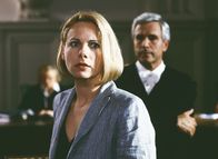 Hinter Gittern - Der Frauenknast – Das Geständnis hat für Anna (Bettina Kramer) grausame Konsequenzen: Niemand glaubt ihren Schilderungen und sie wird wegen Mordes verurteilt (re.hi. Eckhardt Bilz).