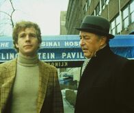 Love Story – Als Jennifer an Leukämie erkrankt, muss Oliver (Ryan O'Neal, l.) über seinen Schatten springen und bittet seinen Vater (Ray Milland, r.) um Geld, um die bestmögliche Therapie für sie zu finanzieren. Jedoch verschweigt er aus Stolz den Grund seiner Bitte ...