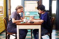 Jahrhundertfrauen – Dorothea (Annette Bening) hat ein besonderes Verhältnis zu ihrem Sohn Jamie (Lucas Jade Zumann).