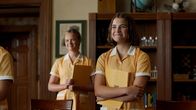 Malory Towers – Darrell (Ella Bright, r.) und Gwen (Danya Griver, l.) sind stolz darauf, in das Rateteam für das bevorstehende Quizduell gegen das Thackerton College ausgewählt worden zu sein.