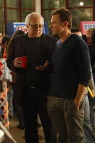 Community – Während sich Troy und Abed in verschiedenen Sportarten messen, geht Pierce (Chevy Chase, l.) mit einem ein Callgirl aus und bittet Jeff (Joel McHael, r.) um ein Doppel-Date ...