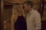 The Mick – Mit dem reichen Teddy Grant (Dave Annable, r.) hat Mickey (Kaitlin Olson, l.) ihren Traumprinzen gefunden. Noch ahnt sie nicht, dass ihr Traumdate sich bald zum Alptraum entwickeln wird ...