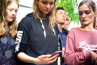 Schwimmen – Niemand weiß, dass Elisa (Stephanie Amarell, links) und Anthea (Lisa Vicari, Mitte) diejenigen sind, die intime Videos von Mitschülern ins Netz stellen. Einer davon will sich daraufhin umbringen …