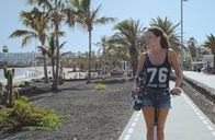 Zero Fucks Given – Cassandre (Adèle Exarchopoulos) wohnt auf Lanzarote, von wo ihre Fluggesellschaft aufs europäische Festland fliegt.