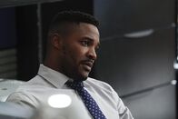 Navy CIS – Dass er Alkoholiker ist, gibt der MI6 Officer Reeves (Duane Henry) nur widerwillig zu. Er besucht regelmäßig Treffen der anonymen Alkoholiker - hat er hier womöglich zu viel über sich oder gar das NCIS erzählt?