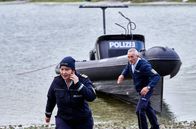 WaPo Bodensee – Nele Fehrenbach (Floriane Daniel, l.) und Paul Schott (Tim Wilde, r.) eilen dem Ex-Freund der Ermordeten zu Hilfe.