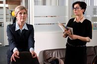 Als meine Frau mein Chef wurde – Hannas (Marie-Lou Sellem) Tatkraft imponiert Frau Schöps (Marita Breuer, l.).