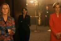 The Deal – Die Vertreterinnen manövrieren geschickt zwischen den Delegationen (v.li.): Fenella Woolgar als Margareth Davies, Veerle Baetens als Alexandra Weiss, Juliet Stevenson als Cindy Cohen