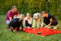 Rabenväter oder Super Dads? – Vater Torsten, Mutter Katrin und die beiden Töchter probieren aus, wie sie als Team funktionieren. Gemeinsam müssen sie es schaffen, auf der roten Plane zu stehen, ohne sie zu verlassen und sie dabei zu wenden. Ob sie es hinkriegen?