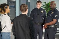 The Rookie – John Nolan (Nathan Fillion, 2.v.r.) und Sergeant Wade Grey (Richard T. Jones, r.) bekommen Besuch von ihren Kindern.