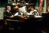 Chaos City – Michael (Michael J. Fox, r.) versucht verzweifelt, den Bürgermeister (Barry Bostwick, l.) davon abzubringen, sich mit einer viel jüngeren Frau einzulassen.