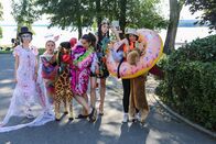 Die Mädchen-WG - Im Schloss am See – Von links: Alexa, Luise, Feli, Toni und Anna - Sie gehen tatsächlich so gekleidet auf die Straße. Sieht aus wie Karneval zur falschen Jahreszeit.