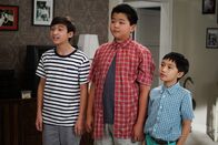 Fresh off the Boat – Dürfen mit Marvin und Honey einen Ausflug in ein Seniorenheim machen: Emery (Forrest Wheeler, l.), Eddie (Hudson Yang, M.) und Evan (Ian Chen, r.) ...