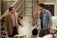 Two and a Half Men – Walden (Ashton Kutcher, r.) hat Liebeskummer. Das macht es für ihn umso schwerer, Alans (Jon Cryer, l.) amouröse Eskapaden als "Jeff Starkmann" zu ertragen ...
