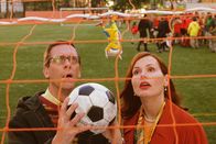 Stuart Little 2 – Frederick Little (Hugh Laurie) und Eleanor Little (Geena Davis) haben Angst, dass sich Stuart bei einem Fußballspiel verletzt hat. Eleanor verbietet daraufhin Stuart fast alle Dinge, die ihm Spaß machen.